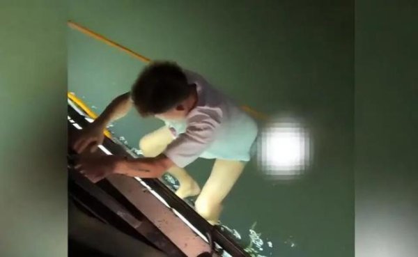 千汇网 男子救人后发现场视频，却遭被救女子举报“侵权”！打码后再发，网友吵翻